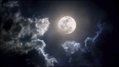 Elles s'apprêtent à rentrer quand elles entendent un hurlement et voient qu'il y a la pleine lune. En anglais on dit :