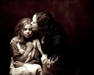 Quel âge avait Cosette, quand sa mère trouva du travail comme ouvrière, et dut la confier à une famille d'aubergiste ?