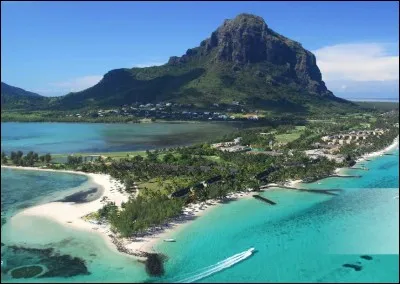 Du haut de ses 828 mètres, de quel État insulaire de l'océan Indien le Piton de la Rivière Noire constitue-t-il le point culminant ?