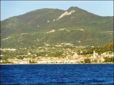 Quels vêtements étaient associés à la couleur noire dans le nom d'un groupe de rock des années 1960 dont le chanteur était Eddy Mitchell ?