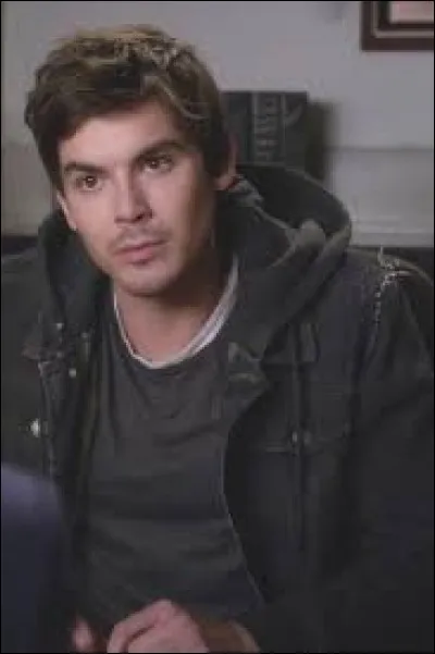 Avec qui Caleb est-il en couple ?