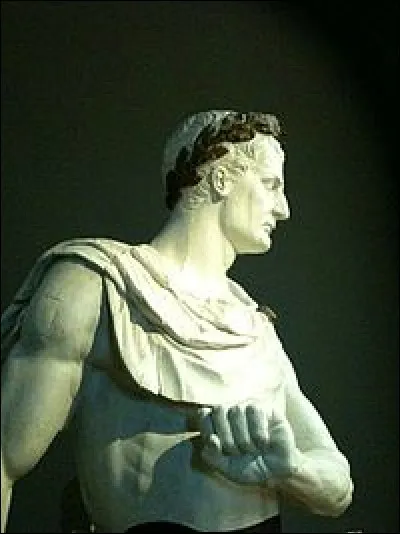 Praticien né en 100 avant J.-C menant une vie de "dandy" étant jeune. Bon orateur, bouleversant en quelques années les institutions romaines, pour devenir dictateur. Qui est-il ?