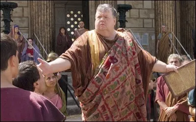 Personnage servant chez les Romains dans beaucoup de circonstances différentes sur les places publiques, appelant, annonçant, proclamant, convoquant etc. Qui est-il ?