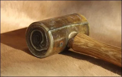 Quel métier utilise un maillet en peau de cochon ?