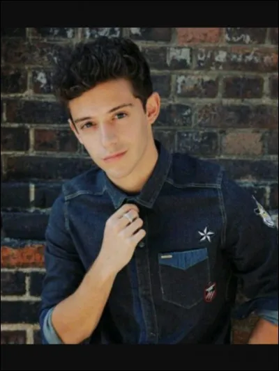 Comment s'appelle le petit ami de Luna ?