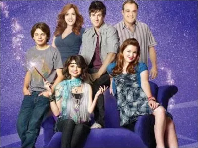 Comment s'appelle le personnage principal dans la série "Les sorciers de Waverly Place" ?