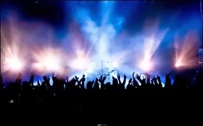 Participe-t-elle à un concert ?