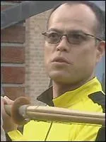 Quel âge Makio prétend-il avoir lorsqu'il rencontre le professeur de gym à sa première entrée à l'école ?