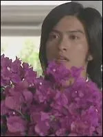 En quoi est habillé le M. le principal lors de sa première rencontre avec Makio ?