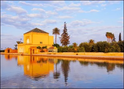 Quelle ville du Maroc abrite la mosquée de Kutubiyya, construite au 12e siècle ?