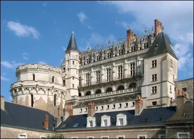 Quel château d'Indre-et-Loire, construit par Charles VIII abrita une conjuration contre François II en 1560 ?
