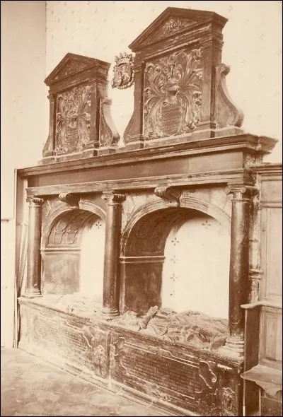 A l'époque espagnole, le mausolée des seigneurs de Rumes fut érigé dans l'église, ce sont les tombes des seigneurs ...