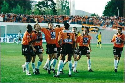 18 avril 1998 est un jour historique pour le FC Lorient qui assura sa toute première promotion en D1 à la faveur d'une courte victoire (1-0) contre Wasquehal Football. Qui fut l'unique buteur ?
