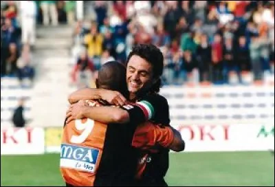 Le FC Lorient ne tarda pas à retrouver le chemin de l'élite et monta en D1 à l'issue de la saison 2000-2001. Quel capitaine exemplaire ayant disputé 207 matchs sous le maillot tango était à sa tête ?