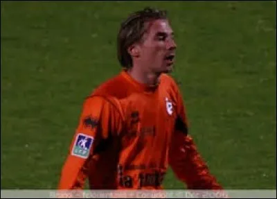 Le 28 octobre 2006, Lorient affronta Valenciennes. Le milieu de terrain Ulrich Le Pen fut l'auteur d'une performance remarquable, entrée dans la légende. Qu'a-t-il réalisé ?