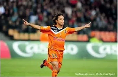 De quelle sélection l'attaquant charismatique Marama Vahirua a-t-il porté les couleurs ?