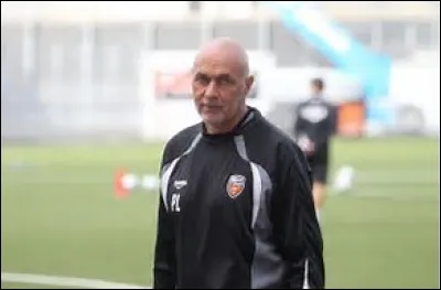 Quel est le nom du célèbre entraîneur des gardiens ayant joué pas moins de 753 matchs au FC Lorient ?