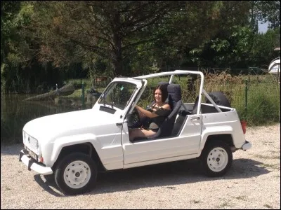 Dans quelle voiture R4 se déplace-t-elle ?