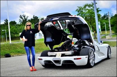 Dans quelle voiture se déplace-t-elle ?