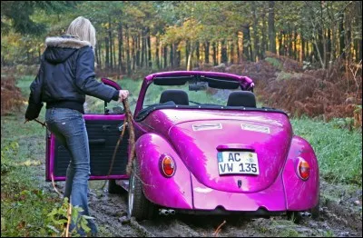 Dans quelle voiture se déplace-t-elle ?