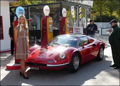 Dans quelle voiture se déplace-t-elle ?