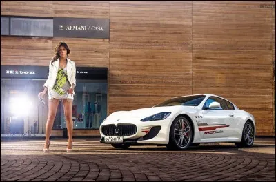 Dans quelle voiture se déplace-t-elle ?