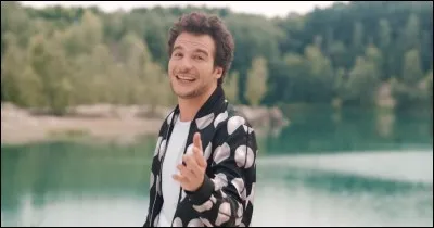 Que chante Amir ?
(Regarde la photo, ça t'aidera peut-être)