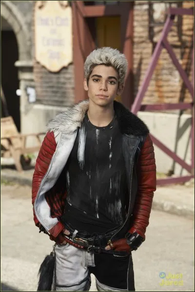 Qui a joué Carlos dans "Descendants 2" ?