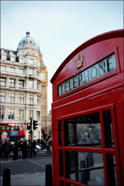 Londres est la capitale de/du...