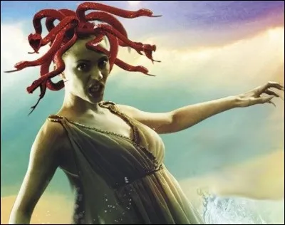 Des trois Gorgones, quelle est " celle qui voit loin" ?