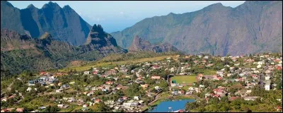 Traduis la phrase suivante : 
"Oussa ou sava ? - Mi sava la kaz".