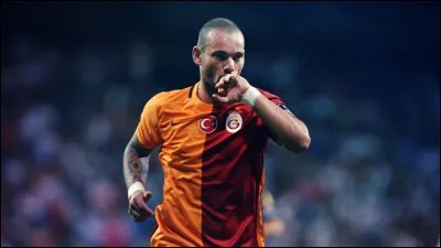 Wesley Sneijder a été transféré gratuitement car il était en fin de contrat avec "Galatasaray"; dans quel club a-t-il signé pour une seule année ?