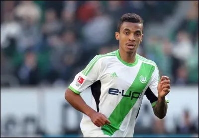 Aussi transféré de Wolfburg, dans quel club Luiz Gustaavo a-t-il signé un contrat de 4 ans avec son nouveau club pour un montant de 8 millions d'euros ?