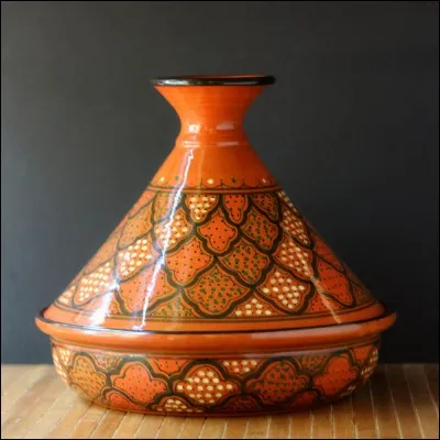 Dans quelle recette marocaine, devant son nom à un plat en terre, relève-t-on la viande avec des raisins et du miel ?