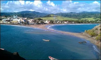 Comment appelle-t-on une portion de terre qui relie une île à la terre ferme ?