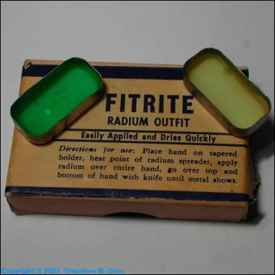 Quel couple de scientifiques est célèbre pour ses travaux sur le radium ?