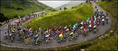 Quelles coureuse cycliste française née à Annecy en 1958 possède 13 titres de championne du monde ?