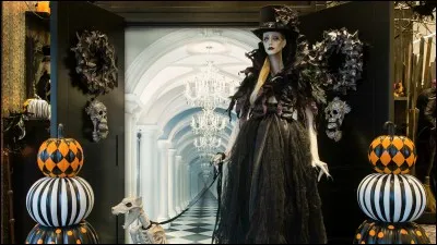 En quoi est déguisée cette femme ?