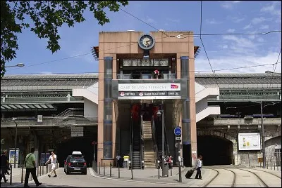 En quelle année la gare de Lyon-Perrache a-t-elle été inaugurée ?