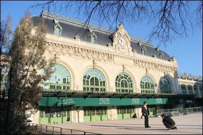 En quelle année, la gare de Lyon-Brotteaux a-t-elle été fermée au public ?