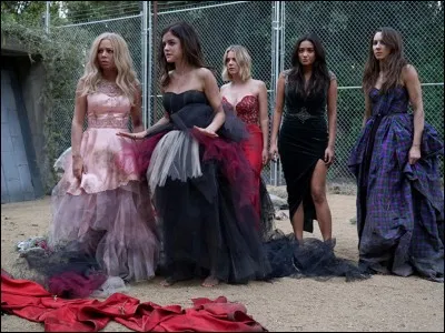 Qui dirige Mary Drake et la jumelle de Spencer comme dans la maison de poupées ?