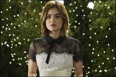 De quelle couleur sont les chaussures d'Aria pendant ce dîner ?