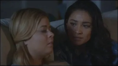 Que porte Alison quand cette dernière demande Emily en mariage ?