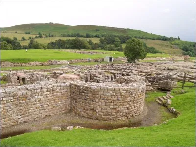 Coll&eacute; au mur.
