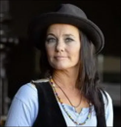 Quelle chanson de Sophie Zelmani comprend des bribes de ses anciennes chansons ?