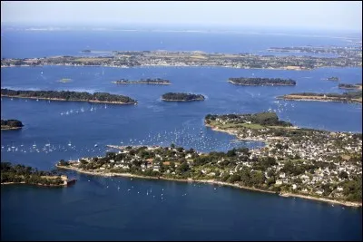 C'est une ville située dans le Morbihan.