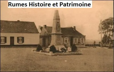En quelle année fut érigé le monument aux morts de Rumes au centre de la place ?