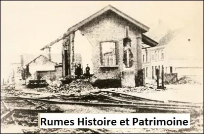 En 1918, qu'est-ce qui a partiellement détruit la gare de Rumes ?