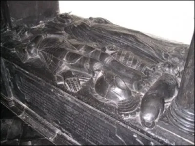 En quelle année fut érigé le mausolée des gisants des seigneurs de Rumes qui se trouve dans le chur de l'église ?