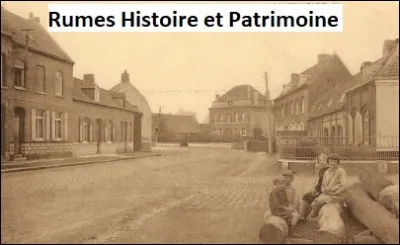 Quel bâtiment se situait face aux enfants sur la photo en 1944 ?